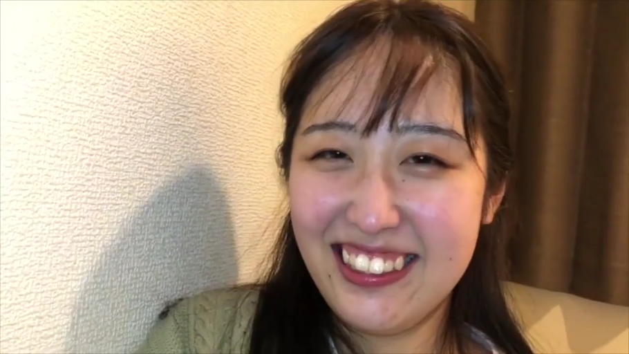 室内 · 微笑 · 面部特写 · 正面 · 灿烂 · 大头照 · 绿色针织衫