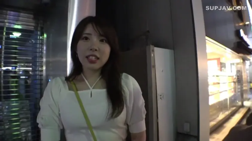 站立 · 微笑 · 上半身 · 屋外ストリート · 街头采访 · バックパックストラップ · 街拍风格 · 白色便服