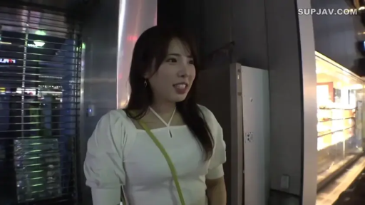 中景 · 微笑 · 夜景 · 夜晚街头 · 开朗 · 侧身站立 · 挎包带 · 白色设计感上衣