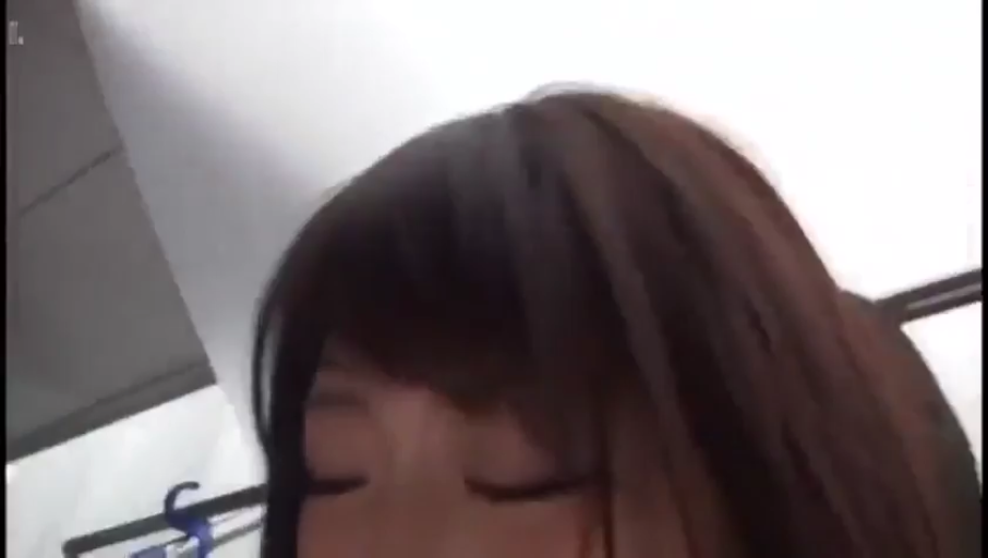 室内 · 俯身 · 脸部特写 · 闭眼 · 常服 · 亚洲人 · 俯视 · 衣架