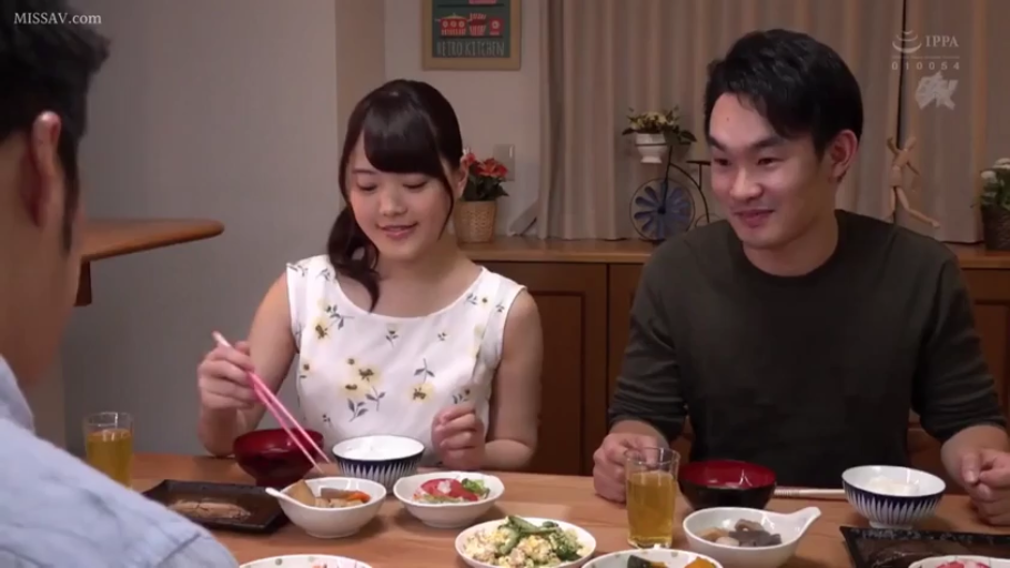 Sitting Posture · Smile · Dining · 筷子 · 居家餐厅 · 无袖碎花连衣裙