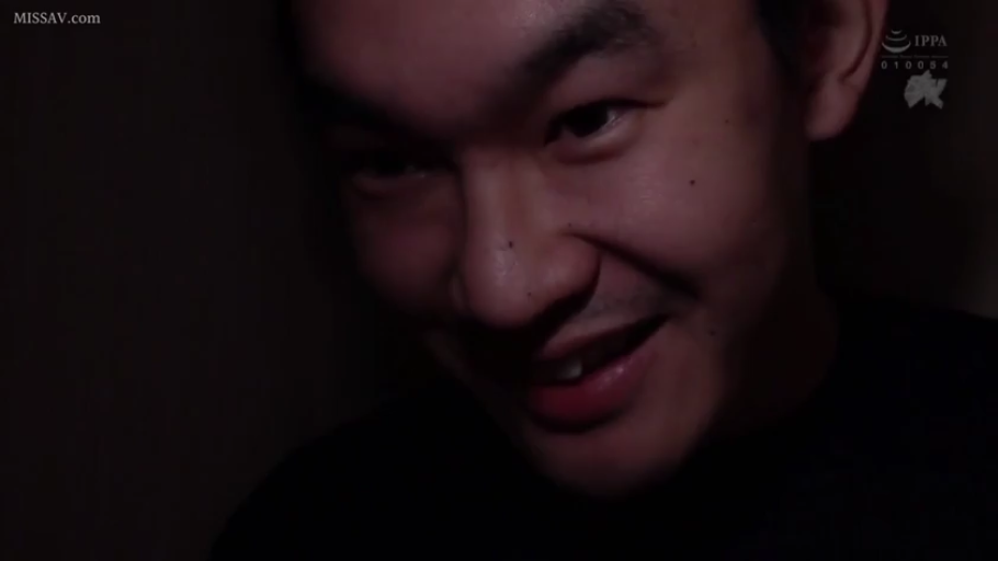 俯身 · 脸部特写 · 凝视 · 昏暗室内 · 黑色上衣 · 猥琐表情 · 叔系