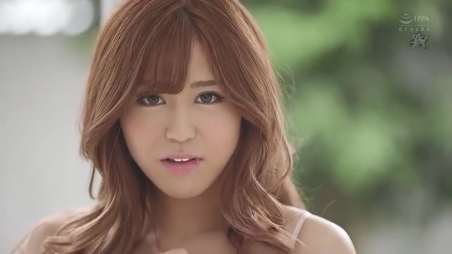 脸部特写 · 注视 · 户外 · 正面 · 粉色吊带 · 棕色长发 · 微张口