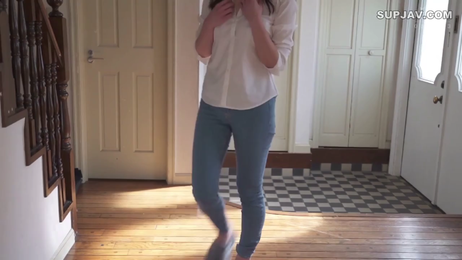 室内 · 全身 · 站姿 · 牛仔裤 · 自然 · 日常 · 走动