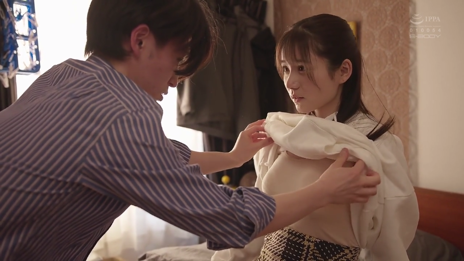 卧室 · 羞涩 · 剧情 · 上半身 · 面对面 · 挂衣架 · 掀起上衣 · 卫衣