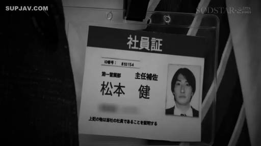 室内 · 严肃 · 西装 · 悬挂 · 黑白滤镜 · 员工证特写 · 展示身份 · 员工证