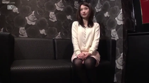 室内 · 坐姿 · 粉色短裙 · 中景 · 平静 · 沙发 · 坐着 · 淑女风