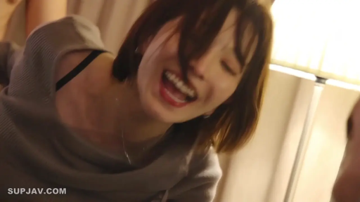 Indoor · 面部特写 · Lean forward · 灰色露肩毛衣