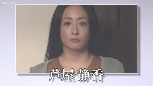 Indoor · 面部 · Stand · 平静 · Necklace · Gaze · White cardigan · Mature woman