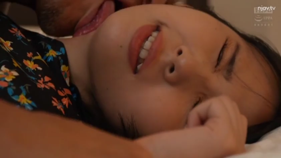 顔部のクローズアップ · 寝室 · 仰臥 · 碎花上衣 · 迷离表情 · 成人电影 · 舔吻颈部