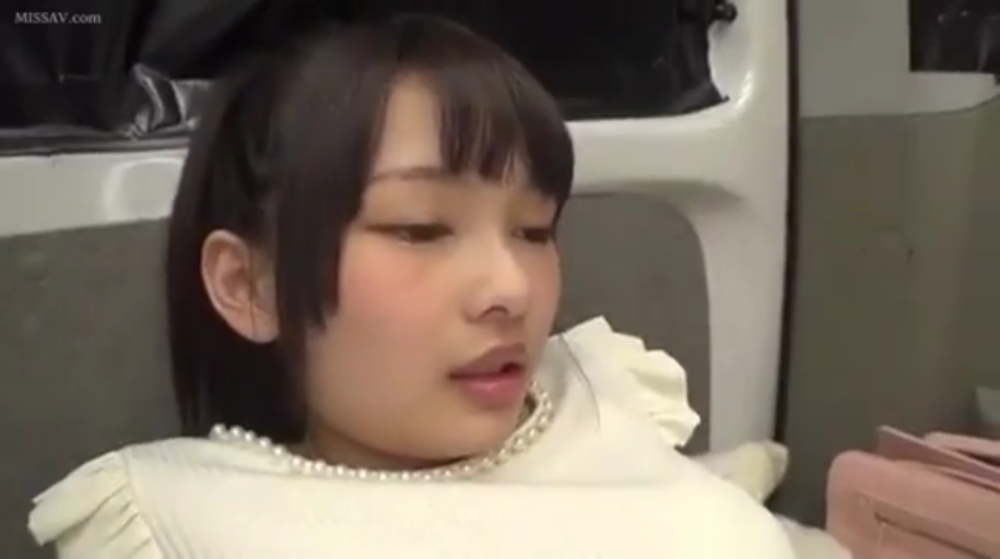 面部特写 · 车内 · 休息 · 靠坐 · 白色荷叶边上衣 · 黑长直 · 迷茫