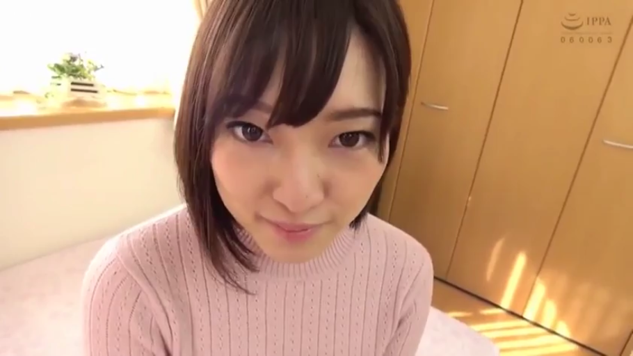 身をかがめる · 顔部のクローズアップ · 寝室 · 微笑 · 凝視 · ピンクのニットセーター · 主観視点