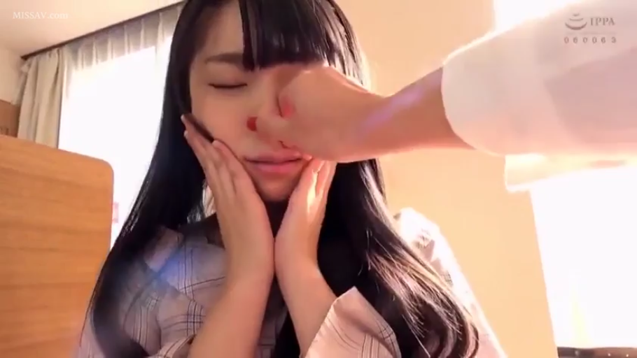 格子襯衫 · 坐姿 · 閉眼 · 面部特寫 · 房間 · 长发 · 捏鼻子