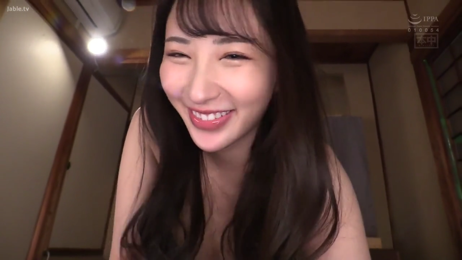 俯身 · 脸部特写 · 和室 · 裸体 · 对视 · 笑容 · 长发