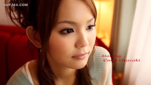 室内 · 坐姿 · 脸部特写 · 平静 · 注视 · 针织衫 · 冈崎绘里奈