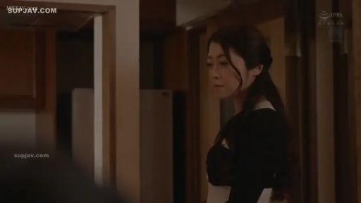 室內 · 憂鬱 · 站姿 · 半身 · 注視 · 連衣裙 · 熟女