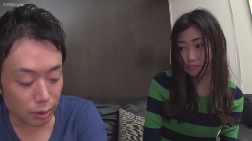 坐姿 · 交流 · 室内沙发 · 亚洲人 · 靠枕 · 疑惑 · 双人特写 · 条纹长袖