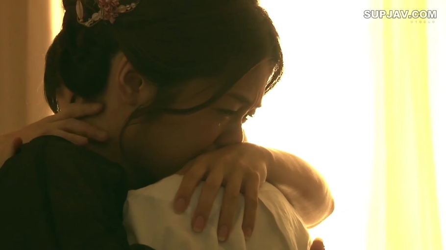 室内 · 脸部特写 · 拥抱 · 黑色透视装