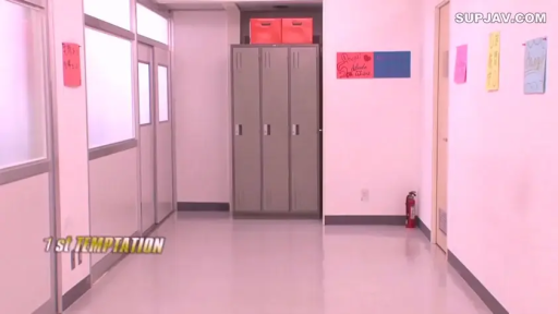 全景 · 灭火器 · 无表情 · 学校走廊 · 无行为 · 空镜头 · 无姿势