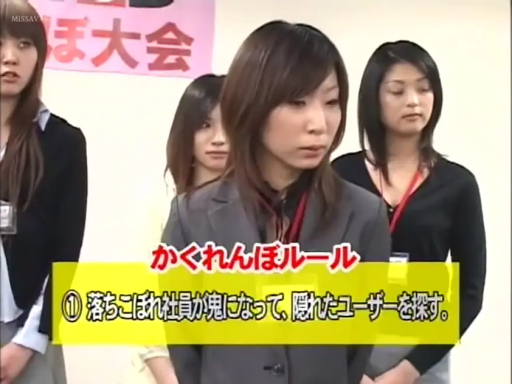 室内 · 坐姿 · 揉乳 · 微笑 · 项链 · 上半身 · 熟女 · 粉色睡衣