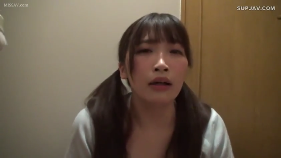 坐姿 · 脸部特写 · 张口 · 凝视 · 白色开衫 · 双马尾 · 室内背景