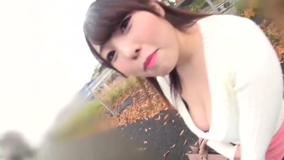 顔部のクローズアップ · 屋外 · 白色毛衣 · 弯腰俯视