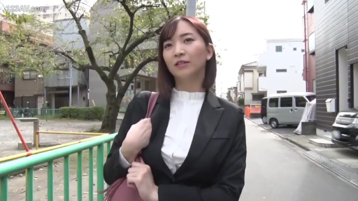 站立 · 平静 · 半身 · 行走 · 屋外 · スーツ · 自然光 · ショルダーバッグ