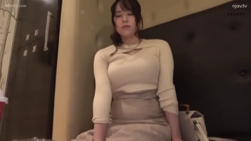 室内 · 座り姿勢 · 憂鬱 · 半身特写 · 頭を垂れて熟考する · ベージュのニットセーター · 白色手提包 · 暗调光影