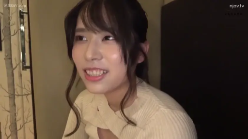 室内 · 座り姿勢 · 面部 · 恥ずかしがり屋 · 微笑 · 长发 · 白色针织衫