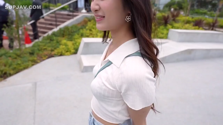 站立 · 側身中景 · 白色POLO衫 · 户外公园