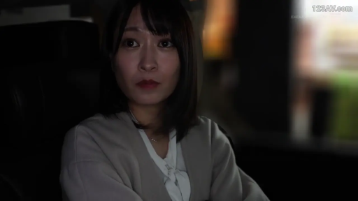 室内 · 坐姿 · 严肃 · 凝视 · 头部特写 · 亚洲女性 · 灰色外套