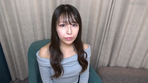 室内 · 坐姿 · 椅子 · 长发 · 无表情 · 凝视镜头 · 胸部以上 · 一字领长袖