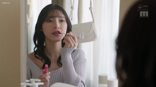 面部 · 站立 · 针织衫 · 认真 · 洗手间 · 镜面反射 · 唇彩 · 涂口红