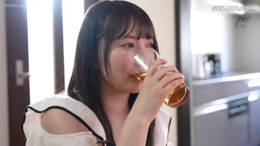 Sitting Posture · 面部 · 自然 · Casual wear · Kitchen · Drinking alcohol · 日常 · 玻璃杯