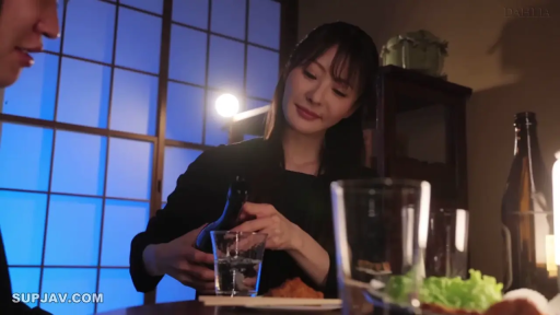 座り姿勢 · 中景 · 微笑 · 日式餐厅 · 酒具 · ブラックファッション · 斟酒