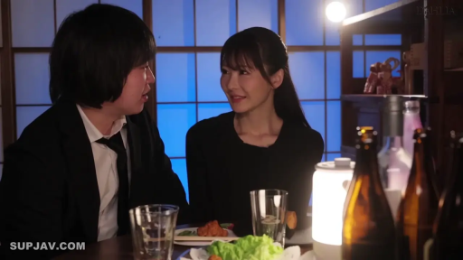 坐姿 · 交谈 · 中景 · 微笑 · 餐具 · 黑色长袖 · 居酒屋