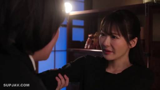 室内 · 忧郁 · 面部特写 · 交流 · 熟女 · 面对面 · 黑色上衣