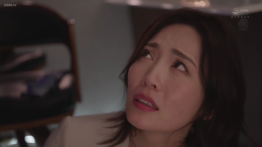 室内 · 顔部のクローズアップ · 仰頭 · 白い職業服