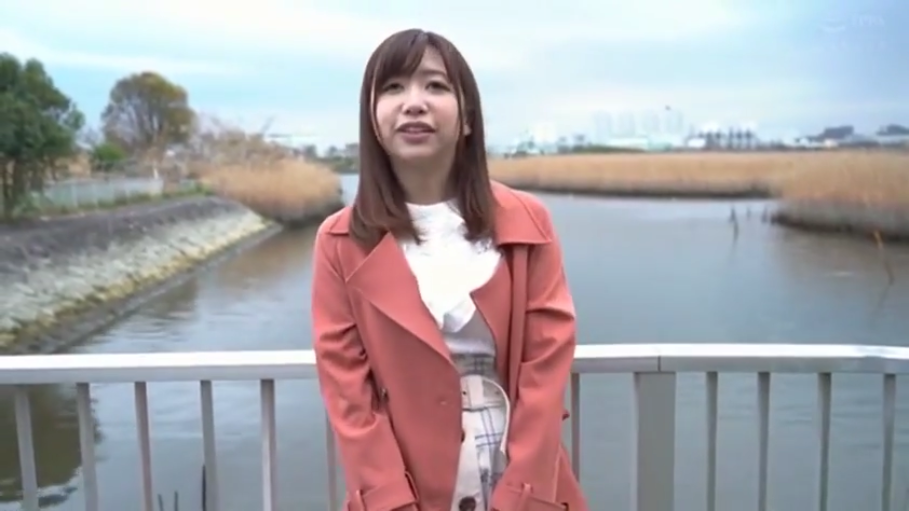 站立 · 微笑 · 面对镜头 · 户外 · 长发 · 橙色大衣