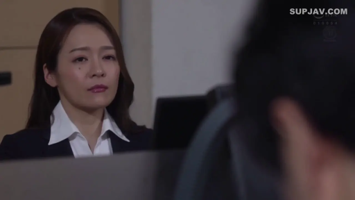 坐姿 · 冷淡 · 面部 · 白衬衫 · 办公室 · 电脑 · 倾听 · 职场剧情