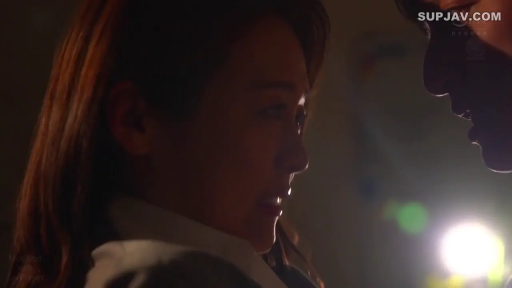 白衬衫 · 侧脸特写 · 动情 · 暗光室内 · 紧贴 · 深情对视 · 朦胧氛围