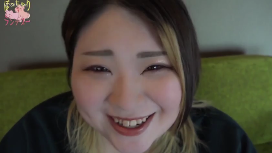 室內 · 臉部特寫 · 微笑 · 黑色上衣 · 凝视镜头 · 正对镜头 · 丰满