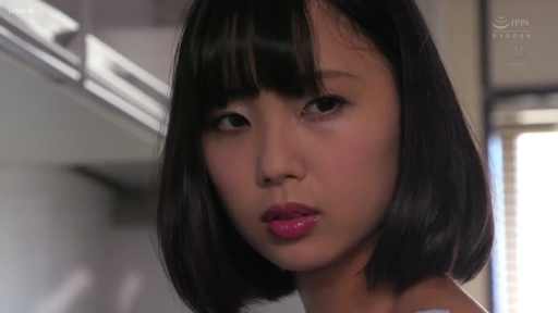 Indoor · Serious · 面部特写 · Stare · Light-colored top · 侧头注视 · 人像