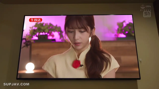 Sitting Posture · Close-up of the face · 平静 · Studio · 领夹麦克风 · 黄色针织无袖衫 · 主持直播 · 电视截屏