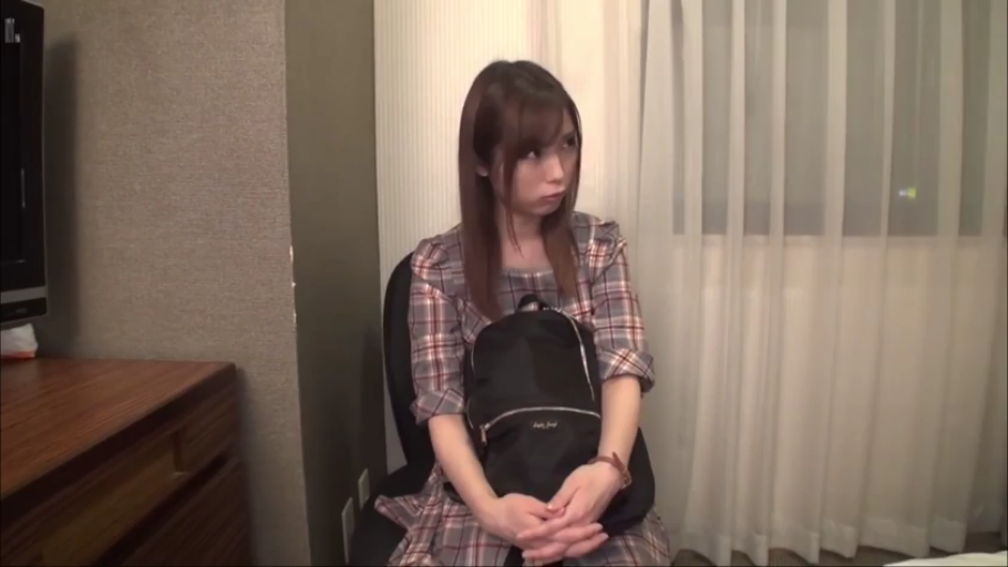 室内 · 坐姿 · 静坐 · 长发 · 双肩包 · 格子连衣裙 · 迷茫