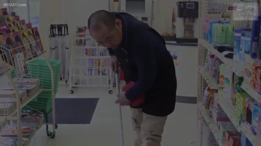 集中 · 腰を曲げる · 便利店 · 拖把 · 中年男性 · 打扫 · 员工制服