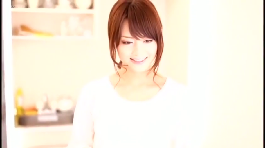 室内 · 站立 · 微笑 · 半身特写 · 置物架 · 高光 · 注视下方 · 白色居家服