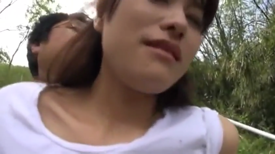 脸部特写 · 迷离 · 性行为 · 后入式 · 白色上衣 · 户外 · 野战