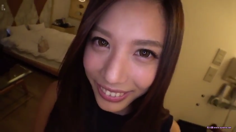 床 · 酒店房间 · 面部特写 · 注视 · 长发 · 黑色无袖上衣 · 甜美笑容 · 凑近镜头