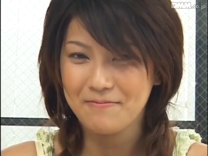 室内 · 胸部 · 站立 · 货架 · 工作服 · 闭目 · 条纹制服 · 抓奶